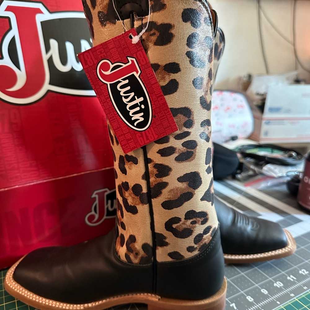 Justin Cowboy Boots Tan and Black Leather Cheetah 6.5B - Picture 3 of 10